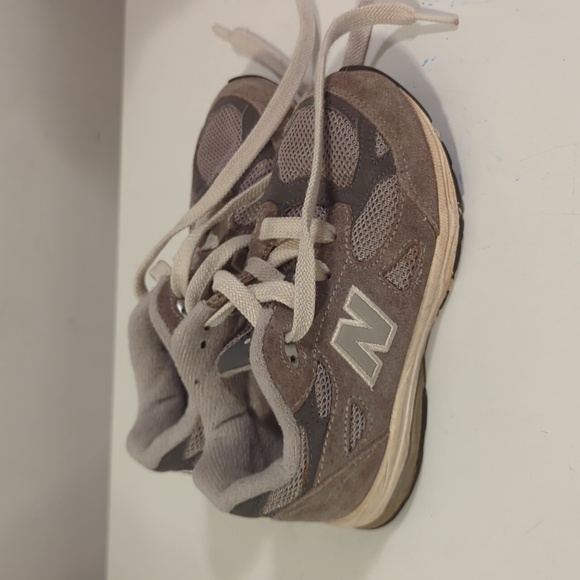 Kids new balance size 9.5 sneakers 990 - Picture 2 of 4